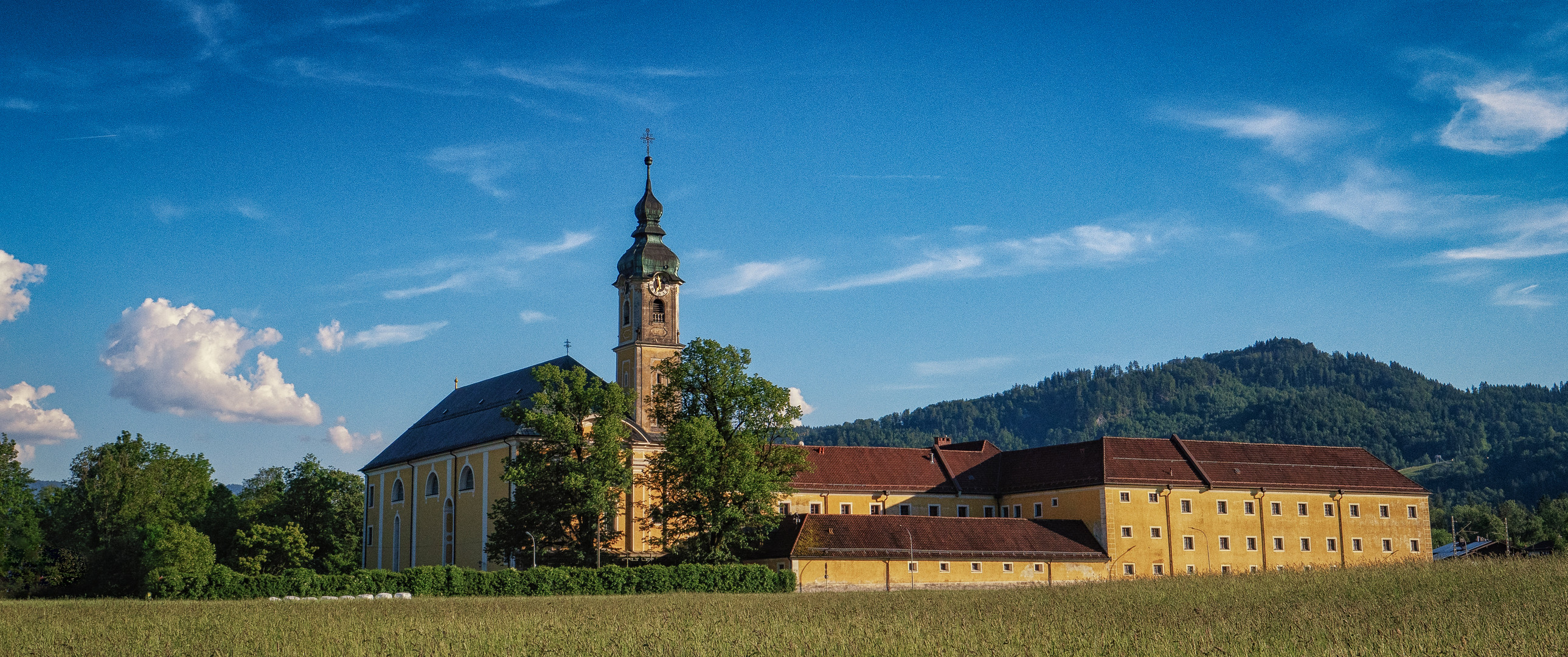 Sommerabend beim Kloster Reisach in Oberaudorf (Bayern)