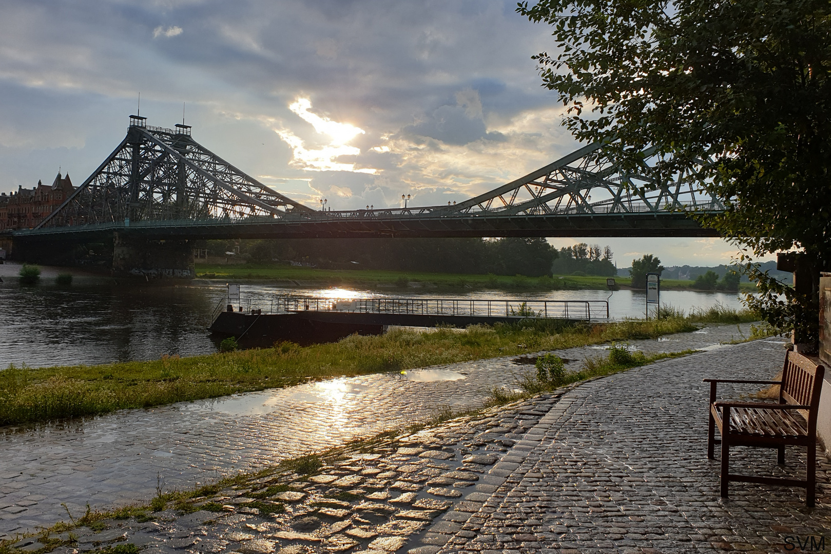 Sommerabend nach einem Regenschauer  am Blauen Wunder  in Dresden