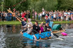 Sommerfest mit Badewannenrennen