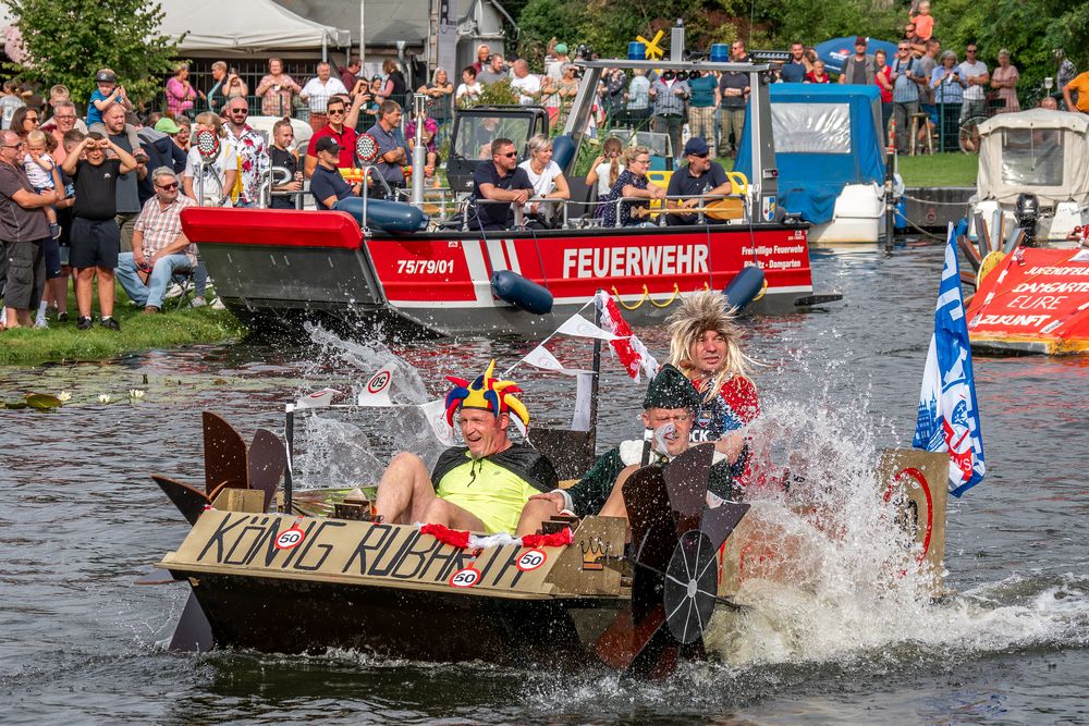 Sommerfest mit Badewannenrennen