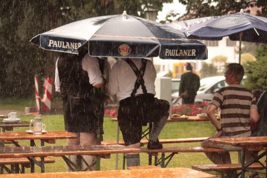 Sommerfest mit Platzregen von Walter Seibold 