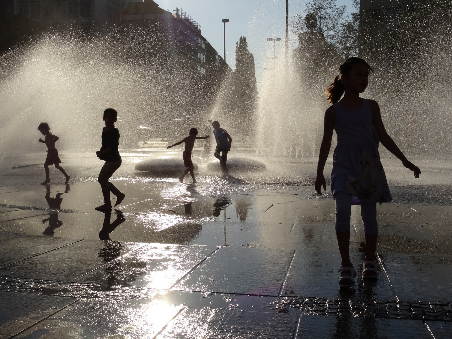 Sommerfreude am Stachus-Springbrunnen, München