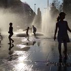 Sommerfreude am Stachus-Springbrunnen, München