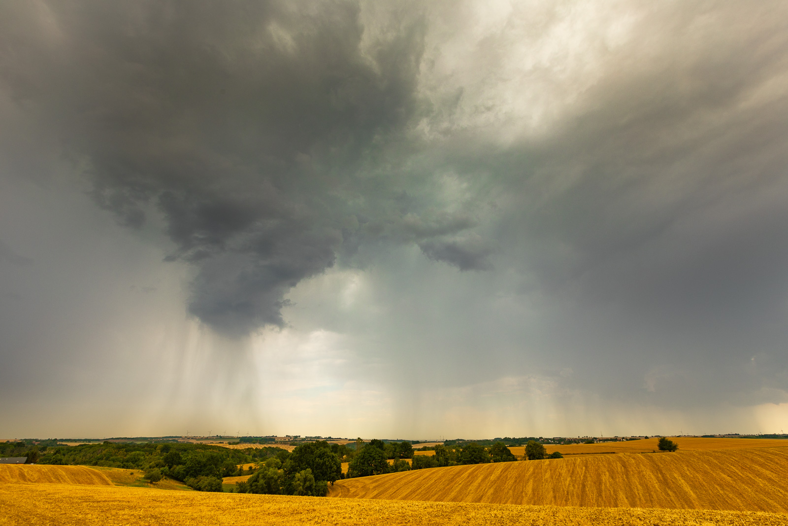 Sommergewitter zieht übers Land