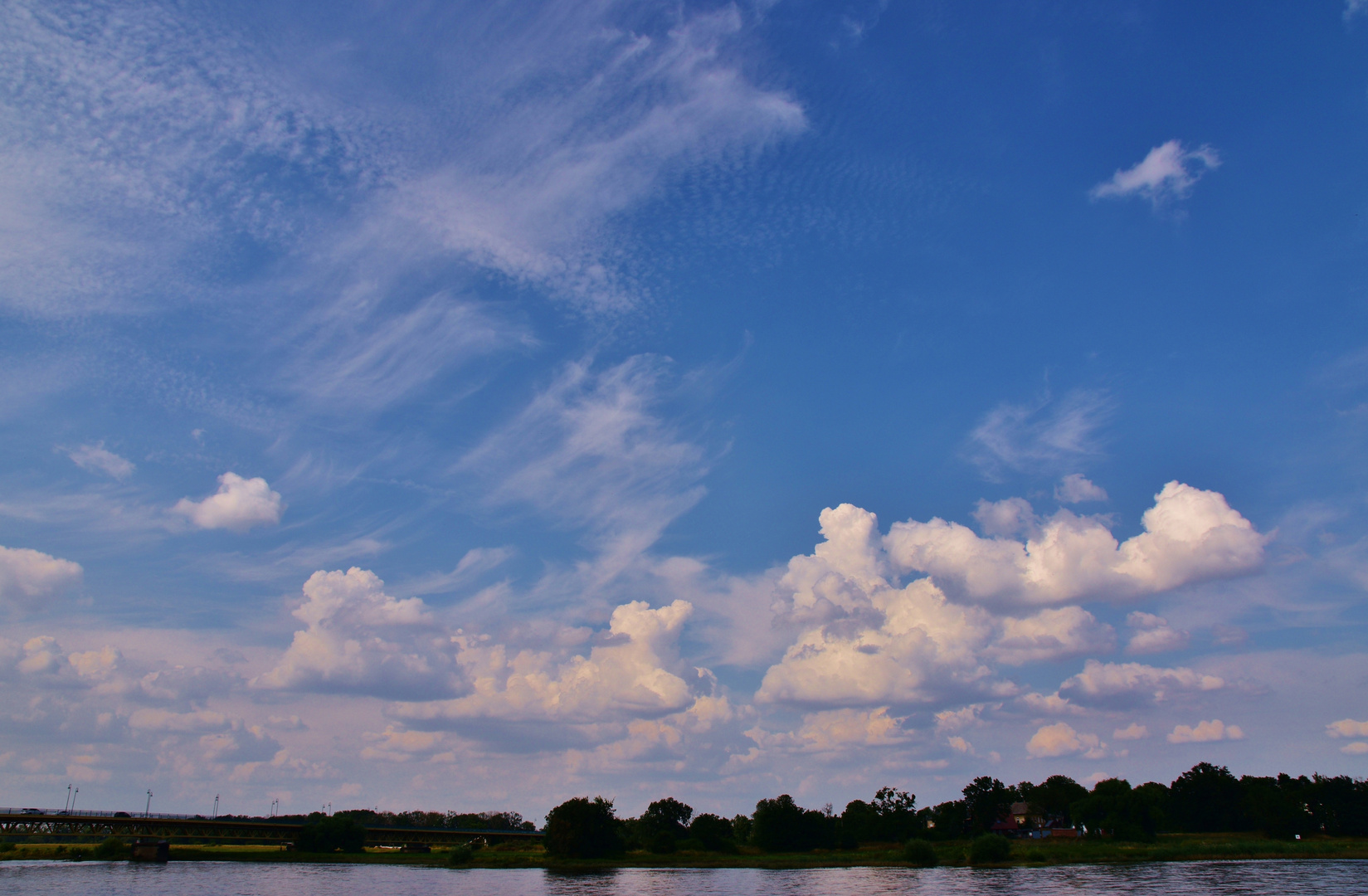 SOMMERHIMMEL AN DER ELBE