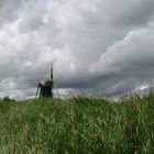 Sommerhimmel und Windmühle in Ostfriesland