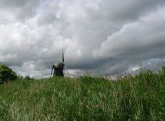 Sommerhimmel und Windmühle in Ostfriesland