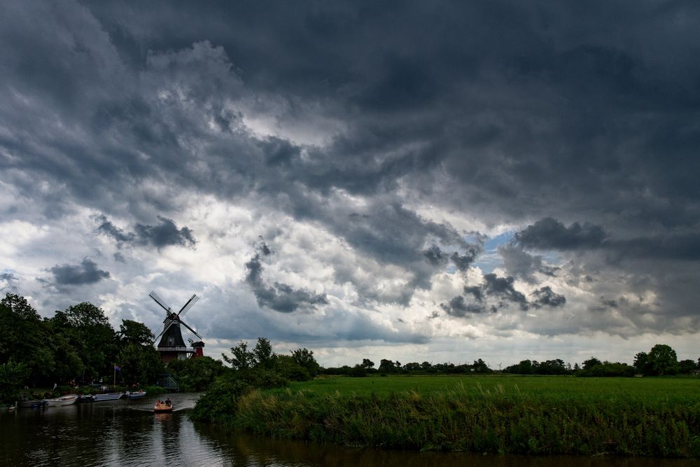 Sommeridyll mit Windmühlen.... und Windrädern