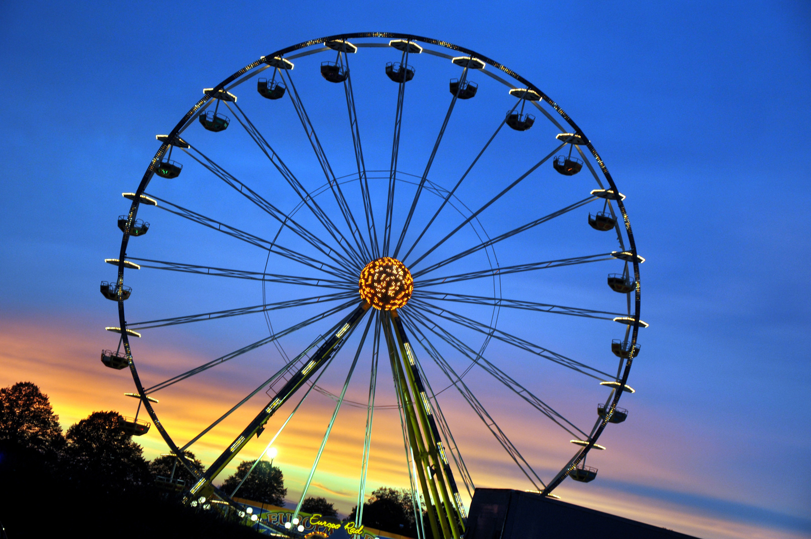 Sommerkirmes mit Riesenrad am Abend