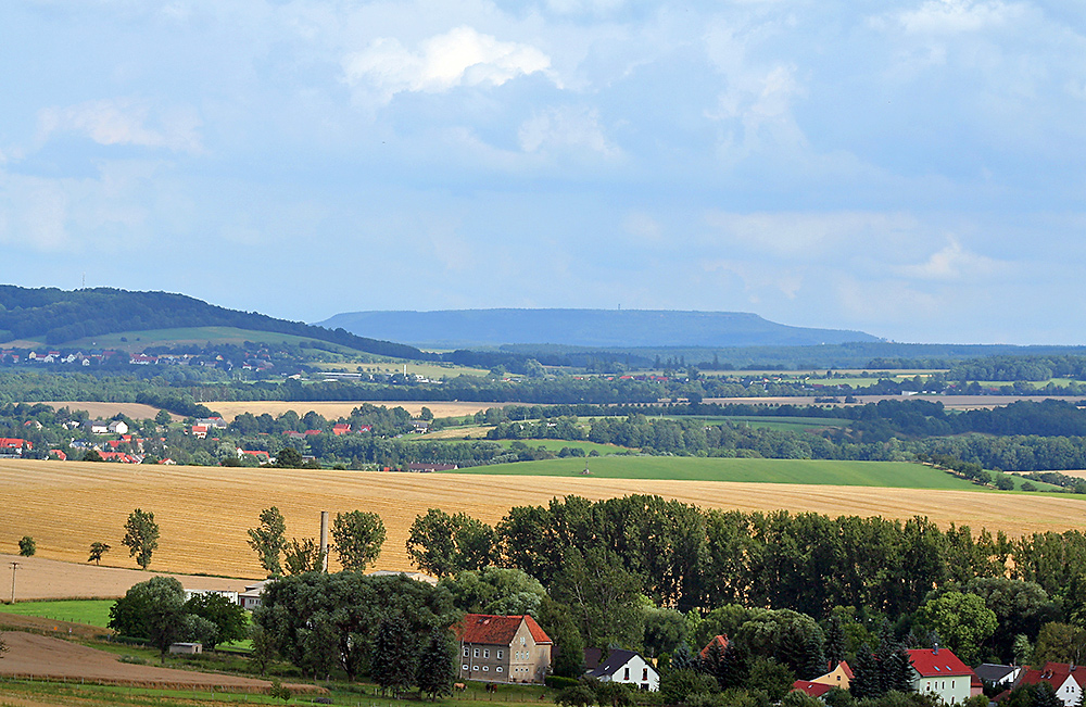 Sommerlandschaft mit Blick zum Hohen Schneeberg in Böhmen