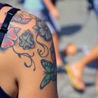 sommerlich sichtbares Schultertatoo