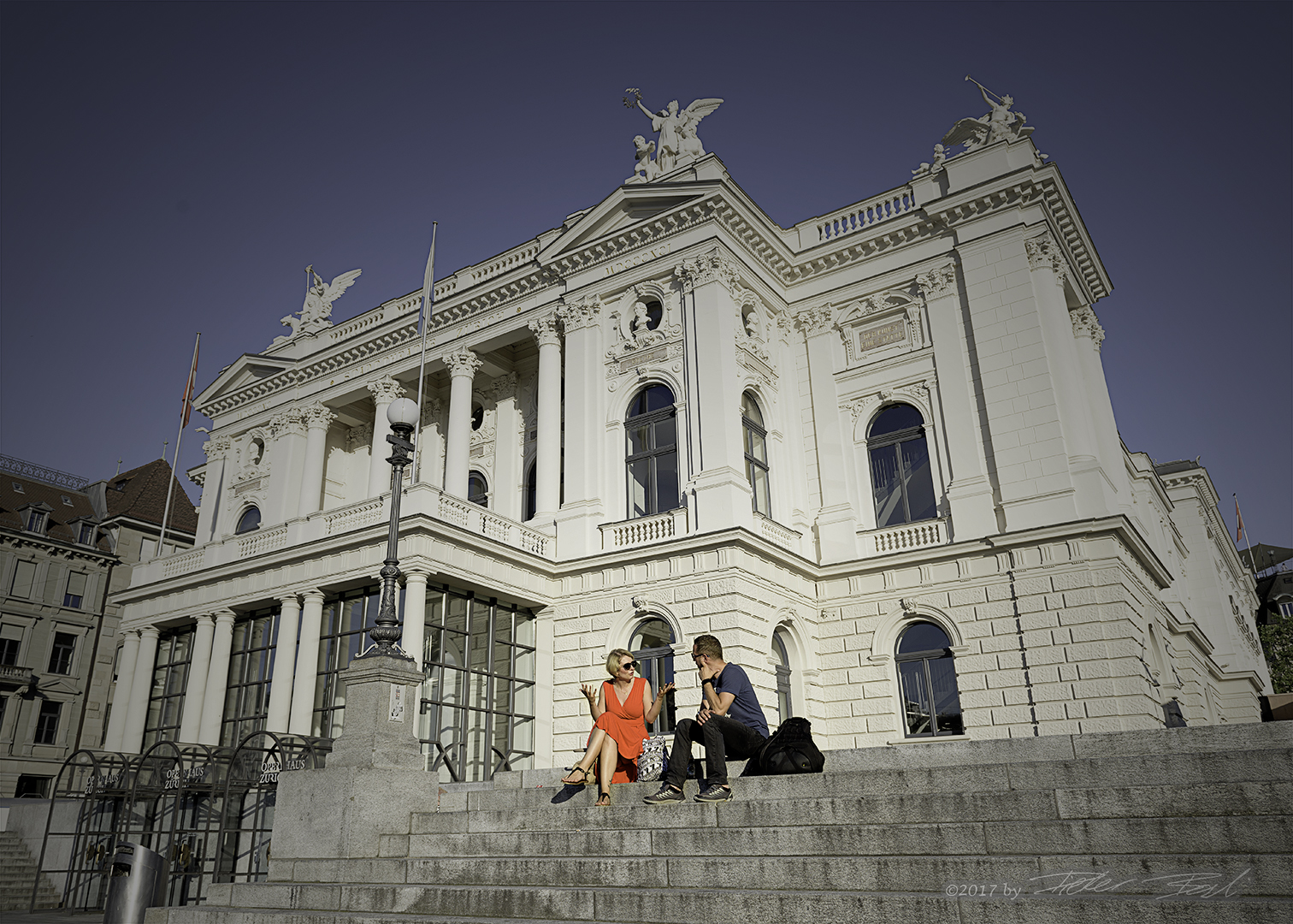 Sommerliche Verhandlungen vor dem Opernhaus Zürich