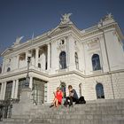 Sommerliche Verhandlungen vor dem Opernhaus Zürich