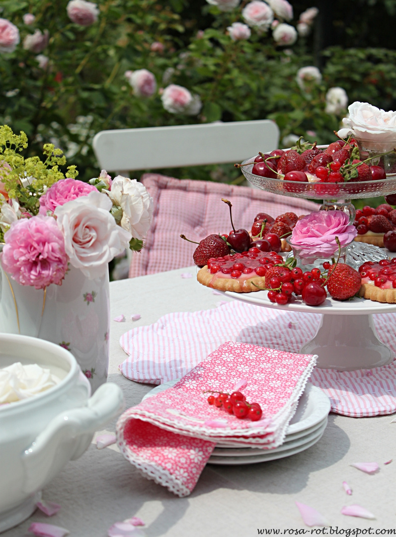 Sommerlicher Gartentisch