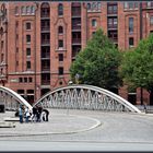 SOMMERLICHER LEICHTSINN AUF DER BRÜCKE