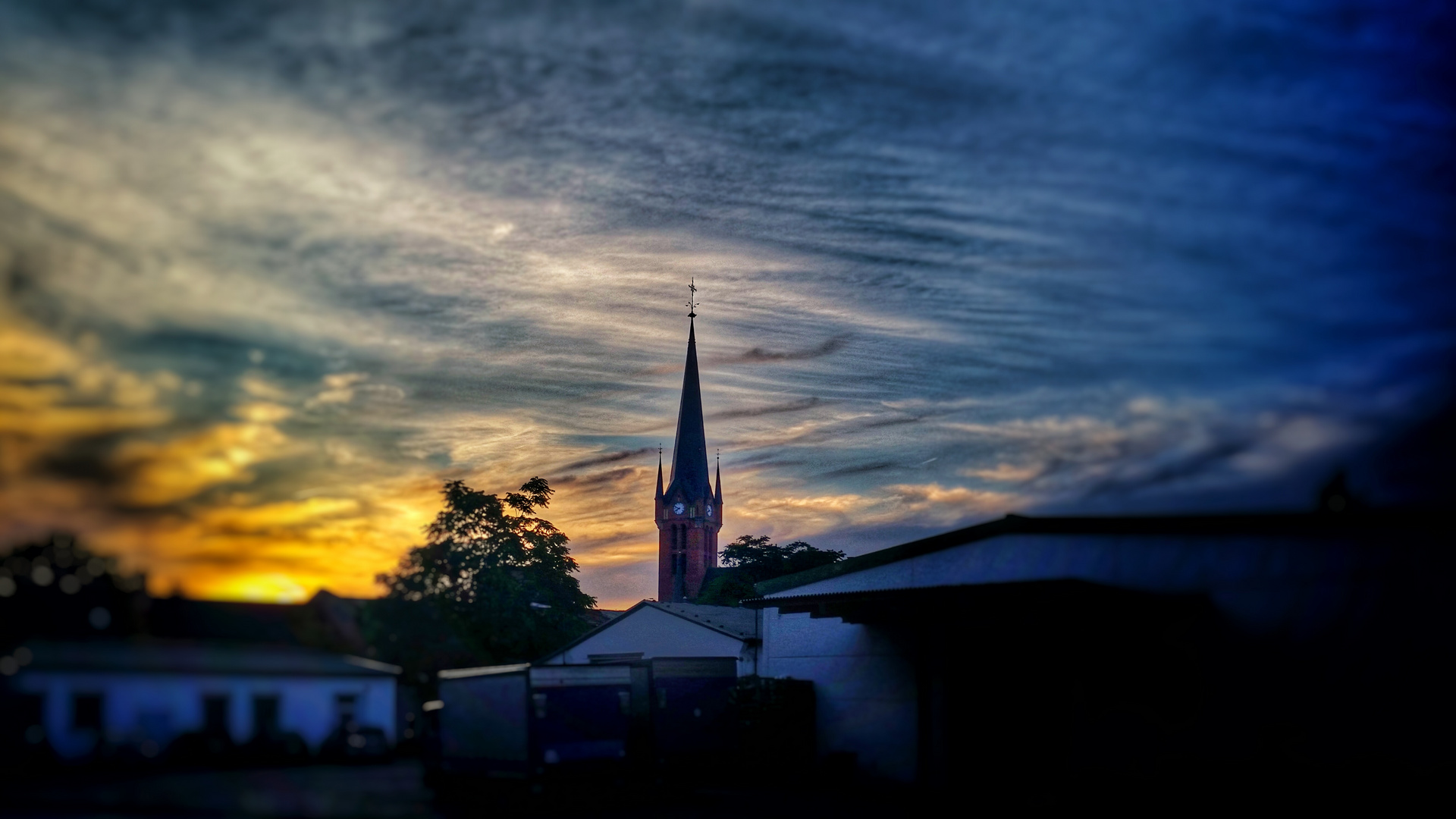 Sommerlicher Sonnenuntergang an der St.-Petri-Kirche Dresden