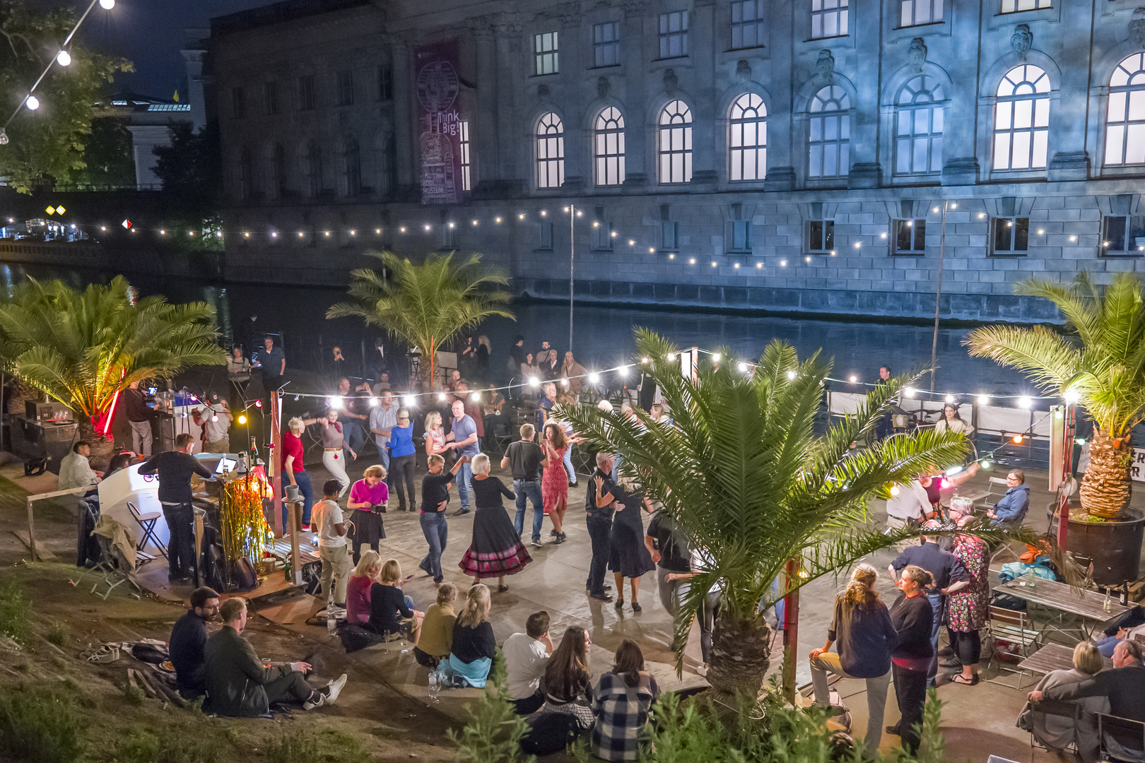 Sommerlicher Tanz an der Spree zwischen Monbijoupark und Museumsinsel