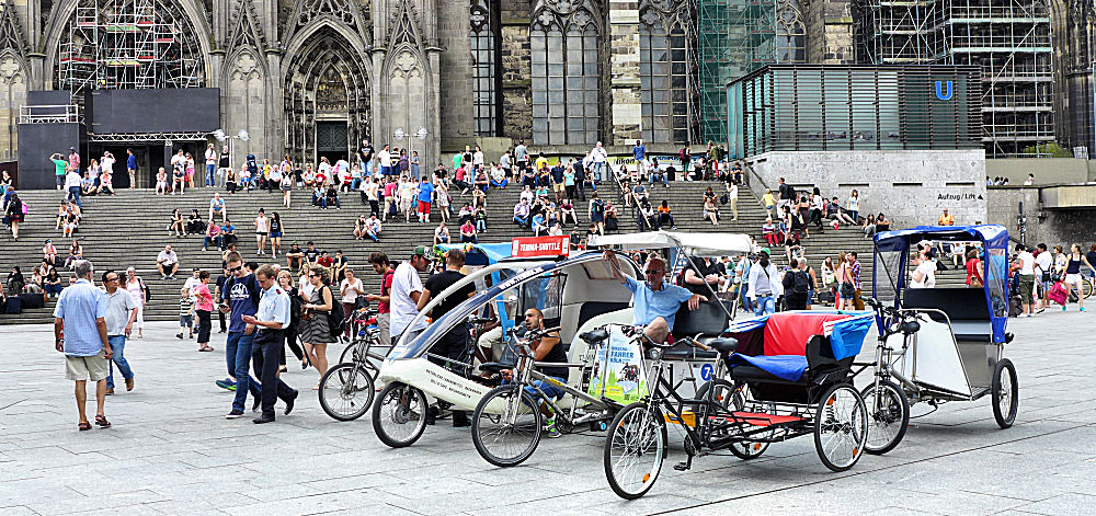 Sommerlicher Tourismus am Kölner Dom