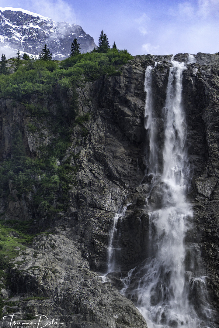 sommerlicher Wasserfall