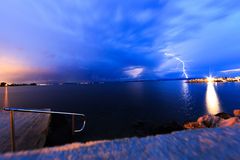 sommerliches Gewitter über dem Meer