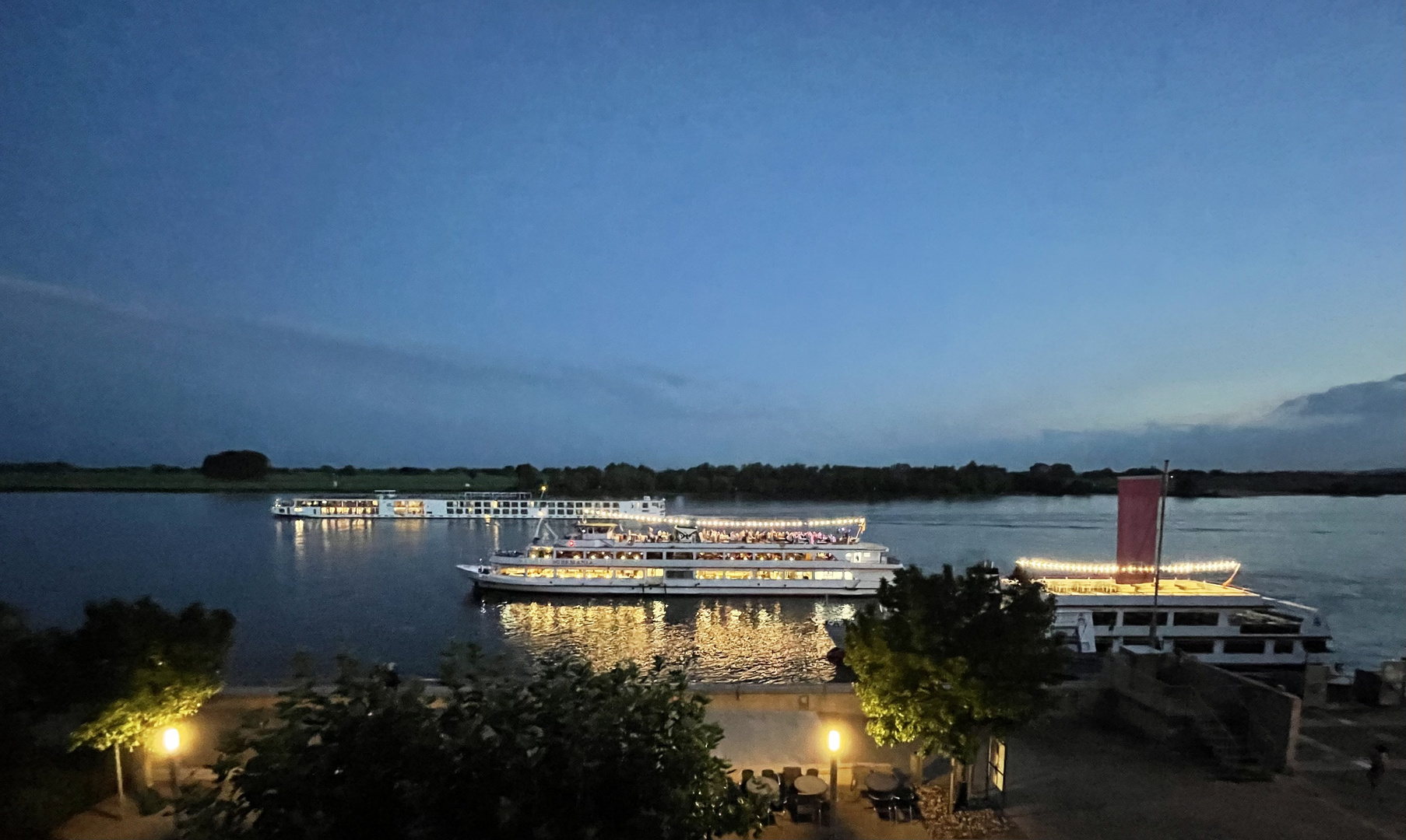 Sommernacht auf dem Rhein /Niederrhein