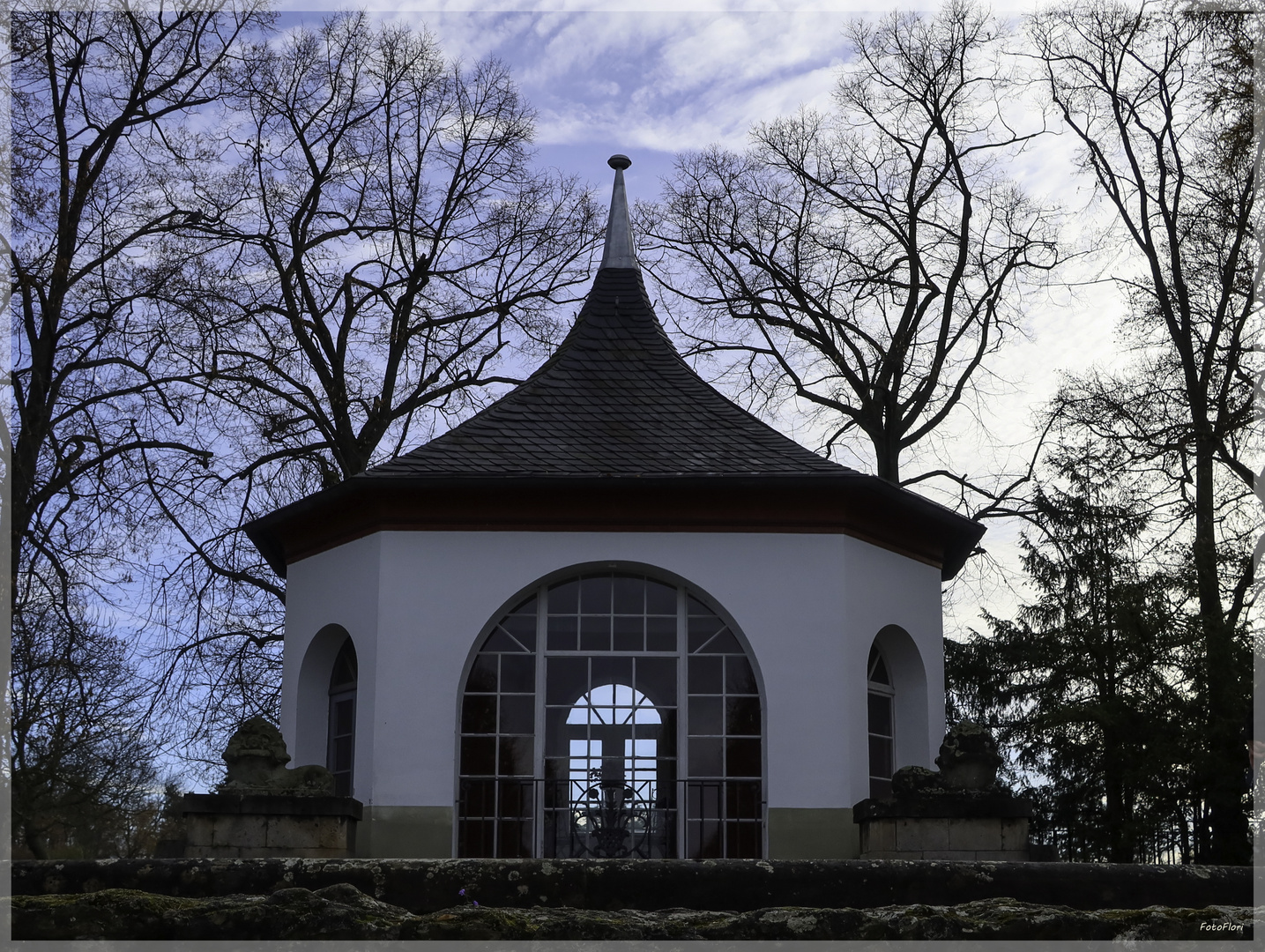 Sommerpavillon mit Durchblick