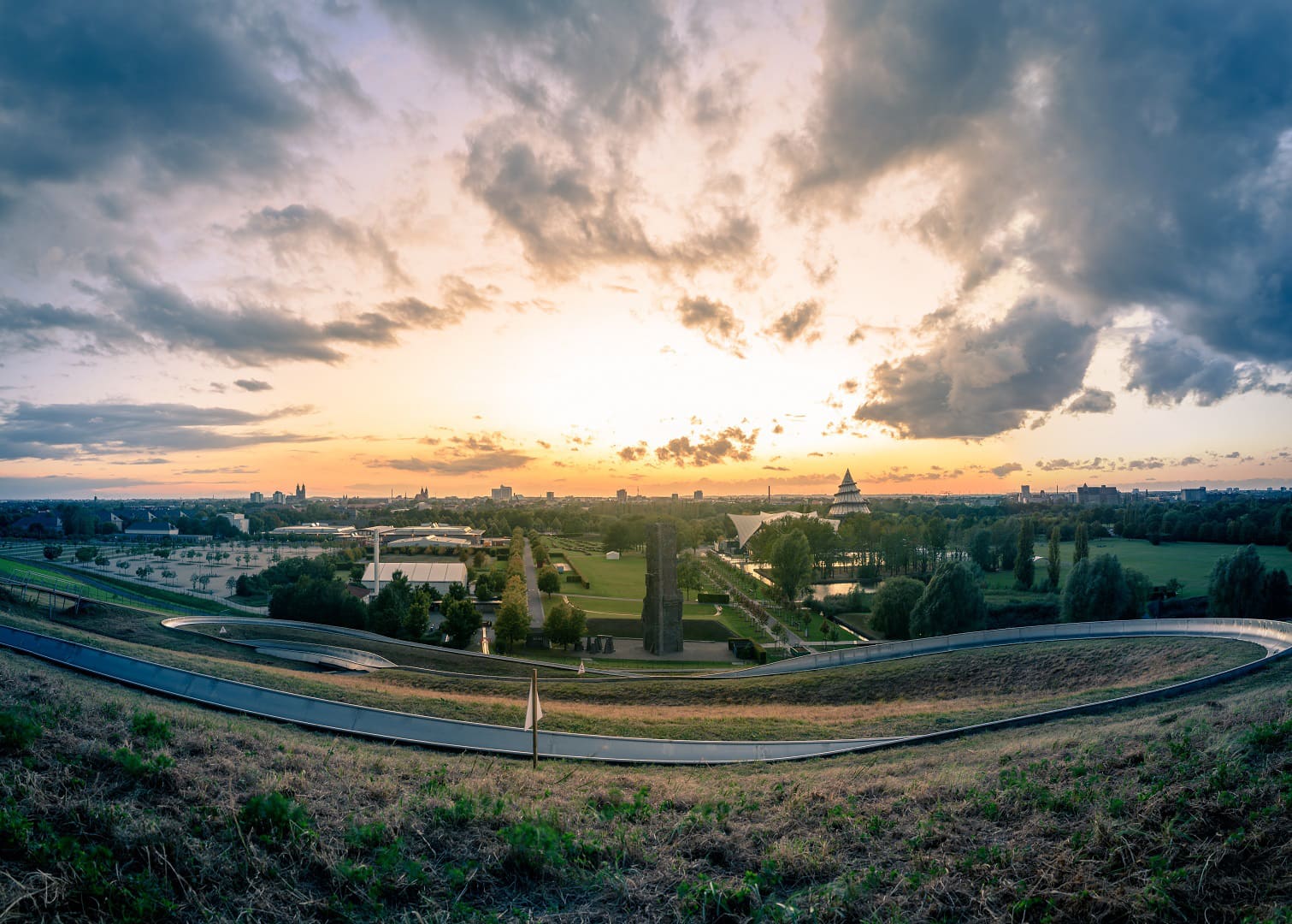 Sommerrodelbahn Elbauenpark im Sonnenuntergang