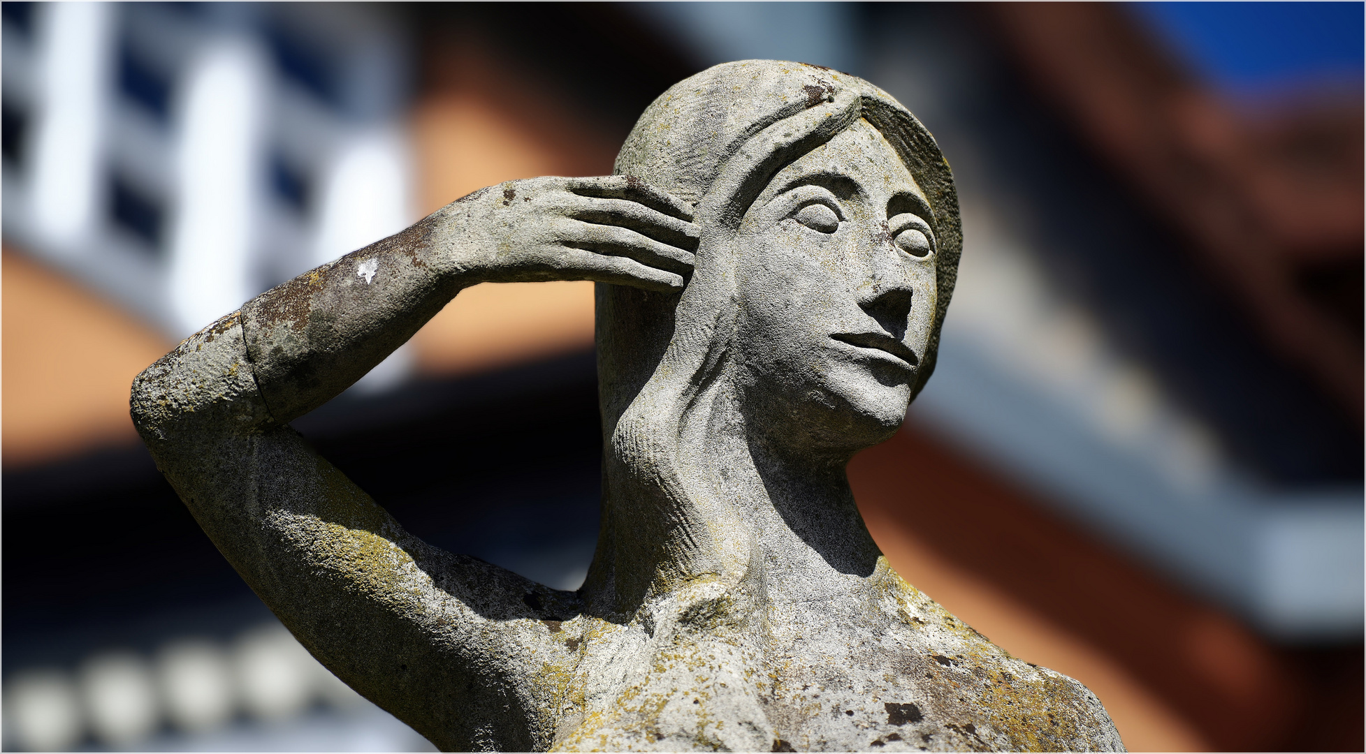 Sommersonne auf Stein – eine junge, steinerne Magd im Licht von Schwäbisch Gmünd
