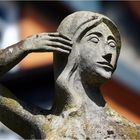 Sommersonne auf Stein – eine junge, steinerne Magd im Licht von Schwäbisch Gmünd