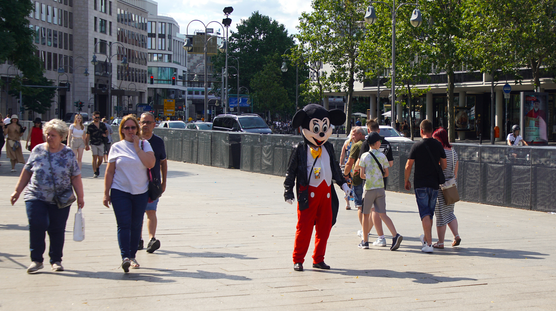 Sommersonntag in Berlin: Poor Mickey Mouse