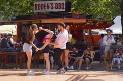 Sommersonntag in Berlin: Salsa zu dritt