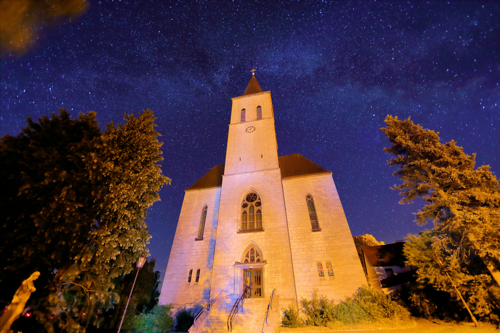 Sommersternenhimel über dem Eichsfelder Dom in Effelder in der Nacht zum 08.07.2018 