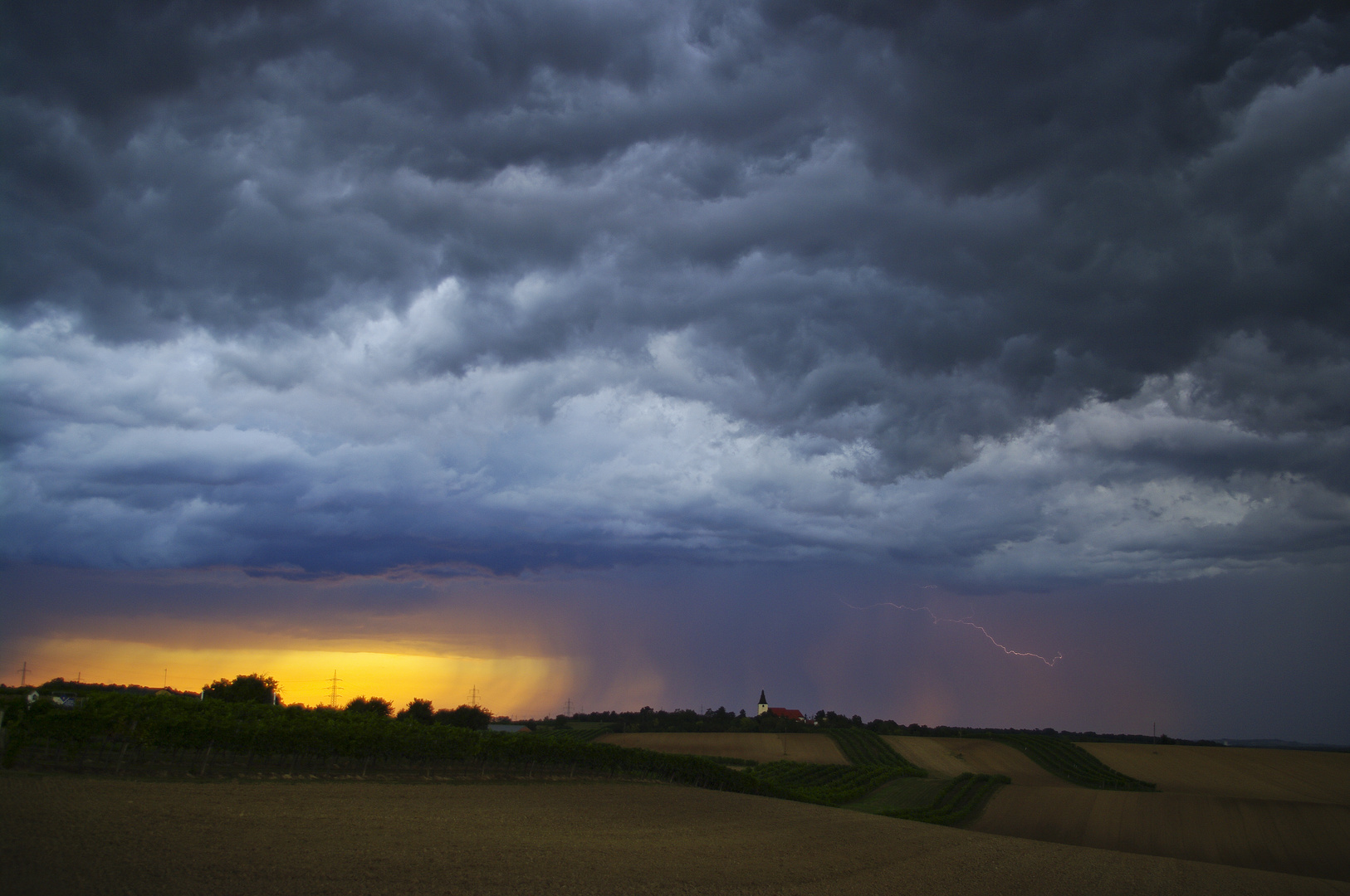 Sommersturm im Weinviertel - Stillfried im Gewitter