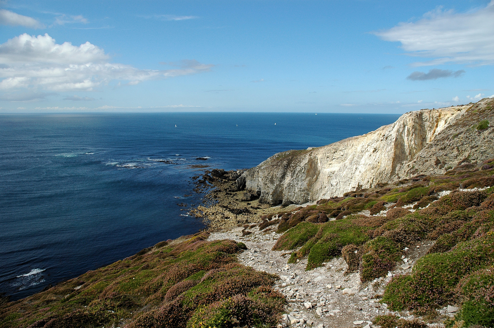 Sommertag an der Steilküste auf der Crozon Halbinsel.