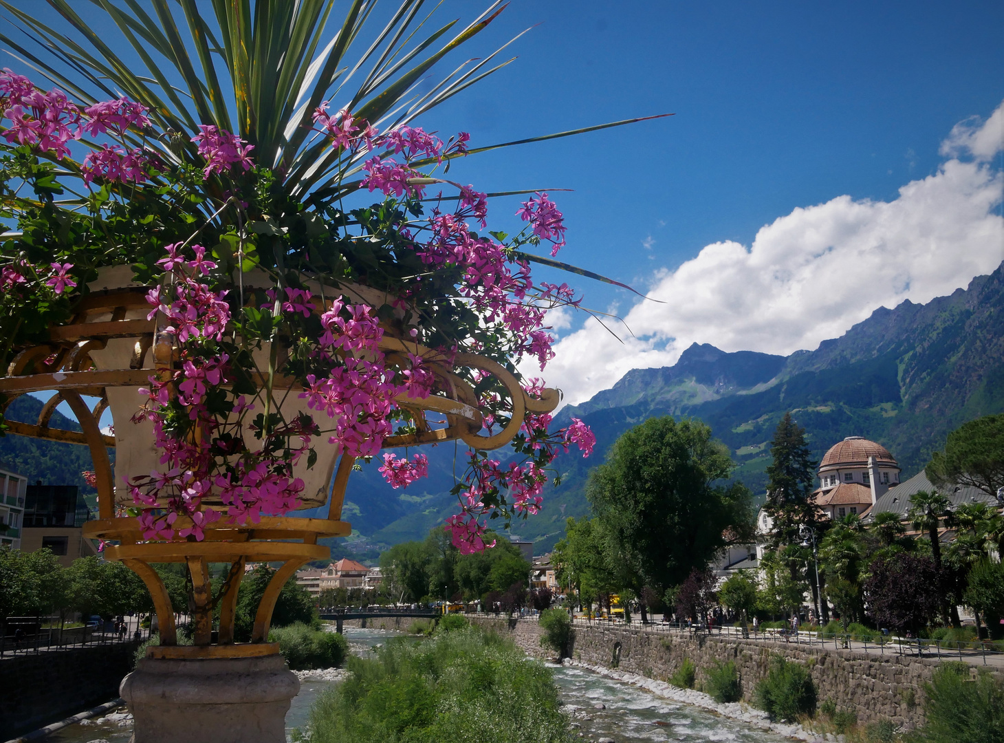 Sommerurlaub 2022 in Meran - Blick auf das Kurhaus von der Postbrücke