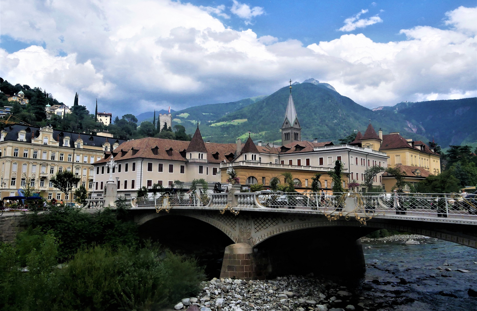 Sommerurlaub 2022 in Meran - Blick auf Meran mit Postbrücke und Ifinger