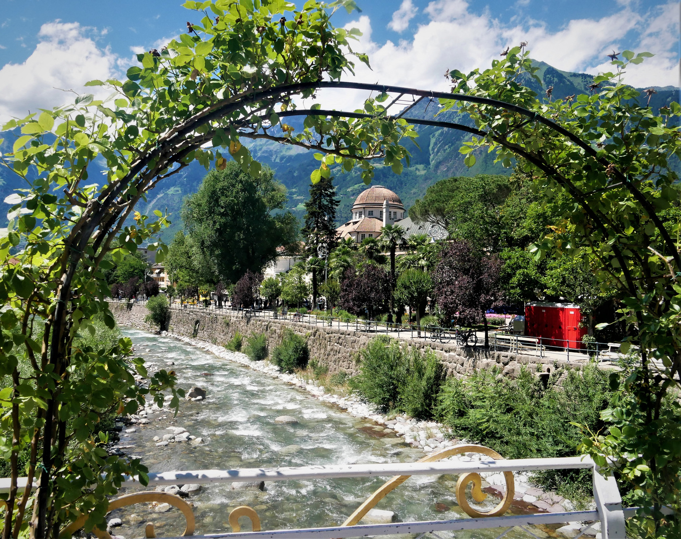 Sommerurlaub 2022 in Meran - Ein anderer Blick auf das Kurhaus von der Postbrücke