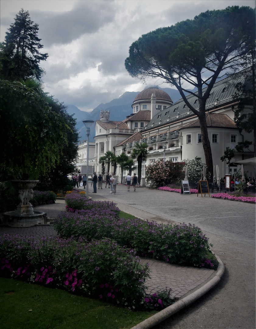 Sommerurlaub 2022 in Meran - Ein Blick auf das Kurhaus bei bewölktem Wetter 