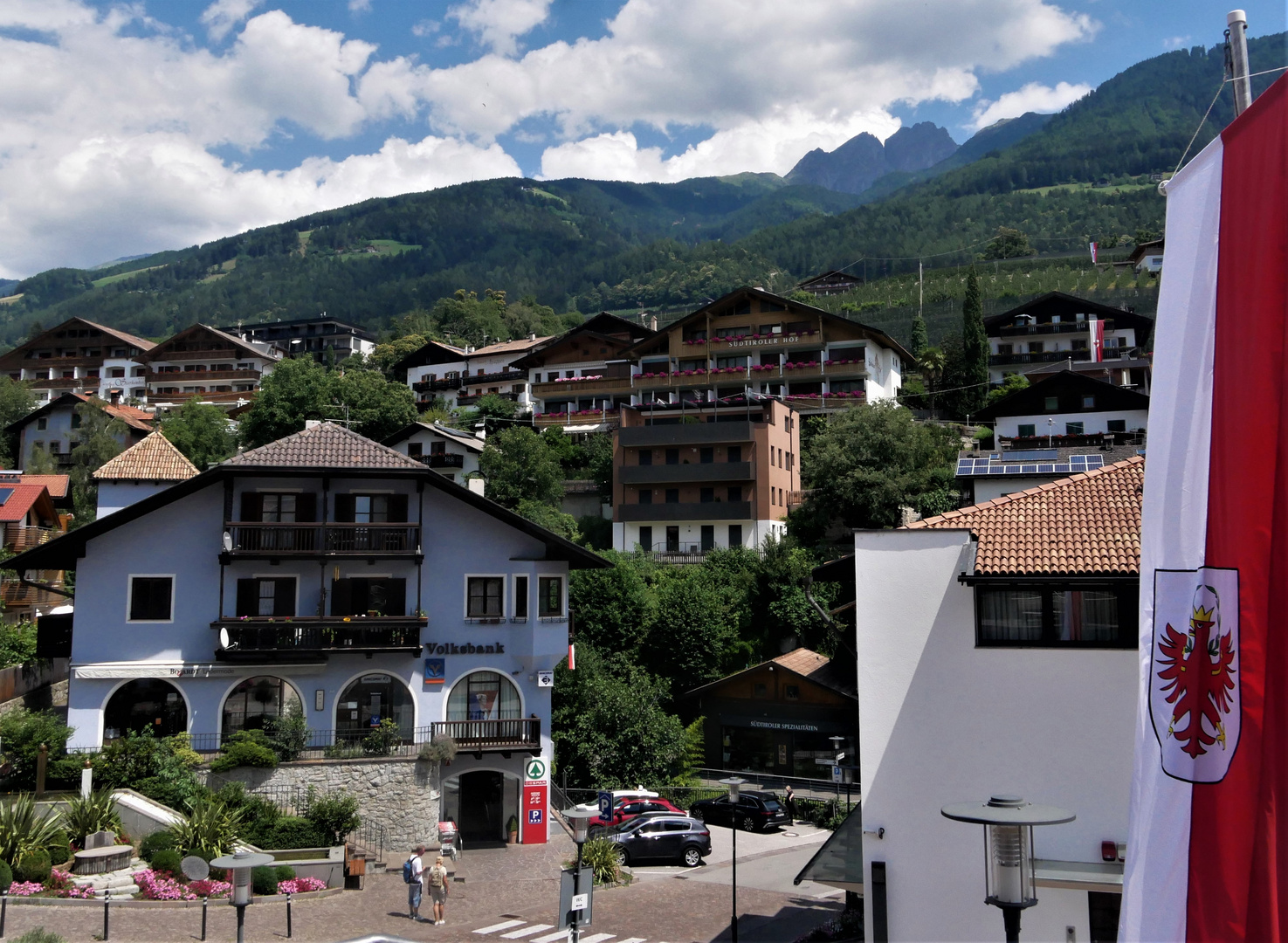 Sommerurlaub 2022 in Südtirol - Blick über den Erzherzog-Johann-Platz in Schenna mit Ifinger