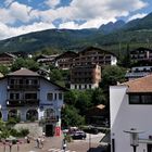 Sommerurlaub 2022 in Südtirol - Blick über den Erzherzog-Johann-Platz in Schenna mit Ifinger