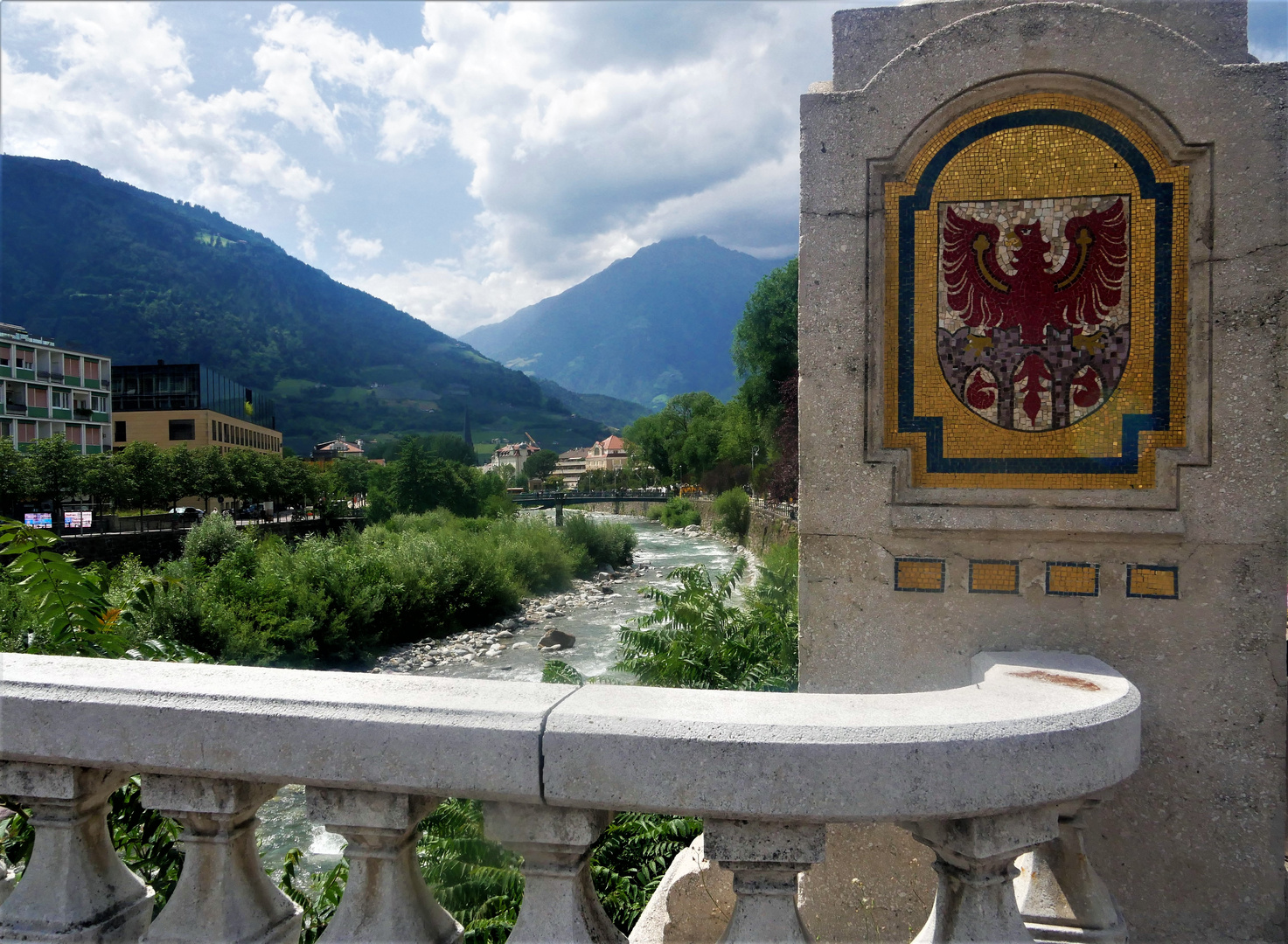 Sommerurlaub  2022 in Südtirol - Die Passer in Meran von der Postbrücke aus gesehen