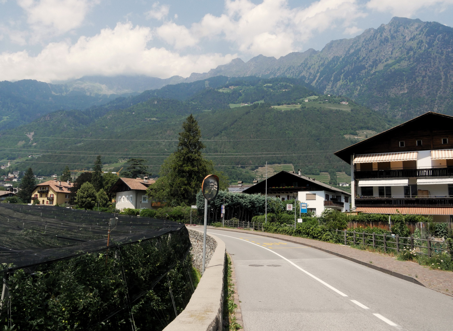 Sommerurlaub 2023 in Südtirol - Algund / Blick auf Spronser Rötelspitze und den bewölkten Tschigat