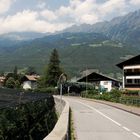 Sommerurlaub 2023 in Südtirol - Algund / Blick auf Spronser Rötelspitze und den bewölkten Tschigat