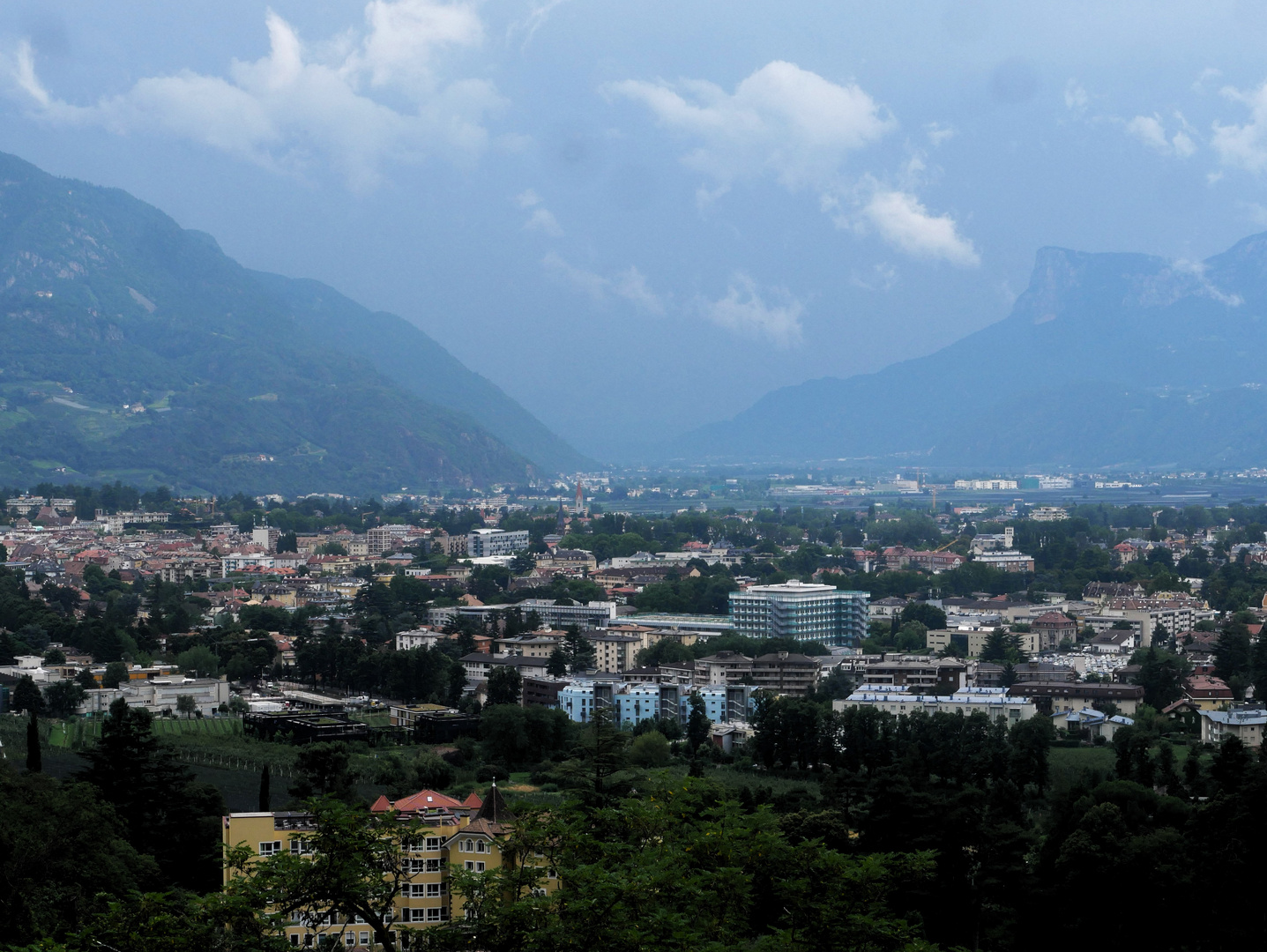Sommerurlaub 2023 in Südtirol - Meran mit Gantkofel im Gewitter