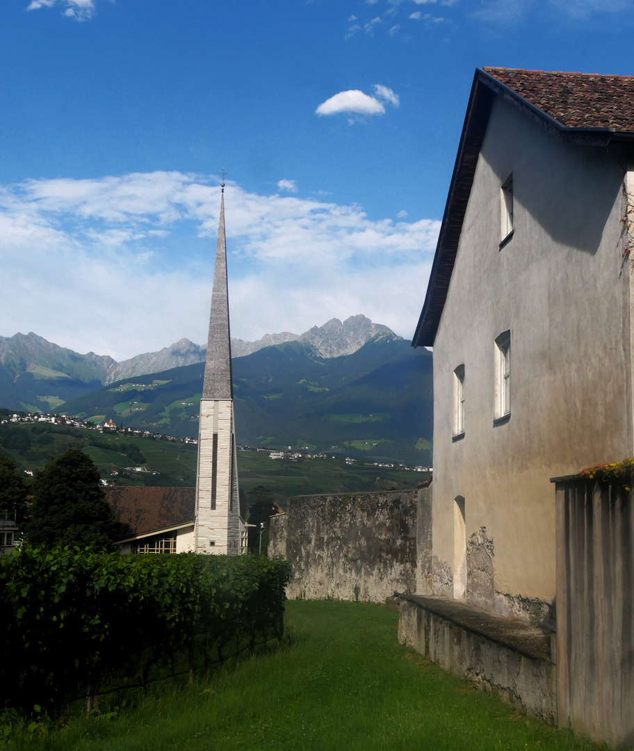 Sommerurlaub in Südtirol 2023 - Algunder Pfarrkirche mit Ifinger und Hirzer