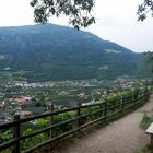 Sommerurlaub in Südtirol 2023  - Algunder Waalweg / Blick auf Algund mit Ortsteil Forst