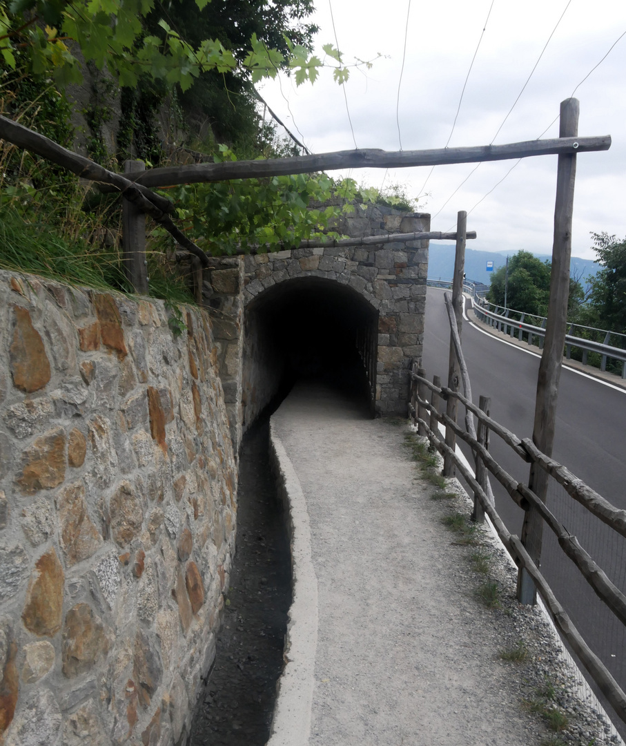 Sommerurlaub in Südtirol 2023  - Algunder Waalweg / Der Tunnel