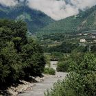 Sommerurlaub in Südtirol 2023  - Die Etsch in Algund mit Forster Holzbrücke