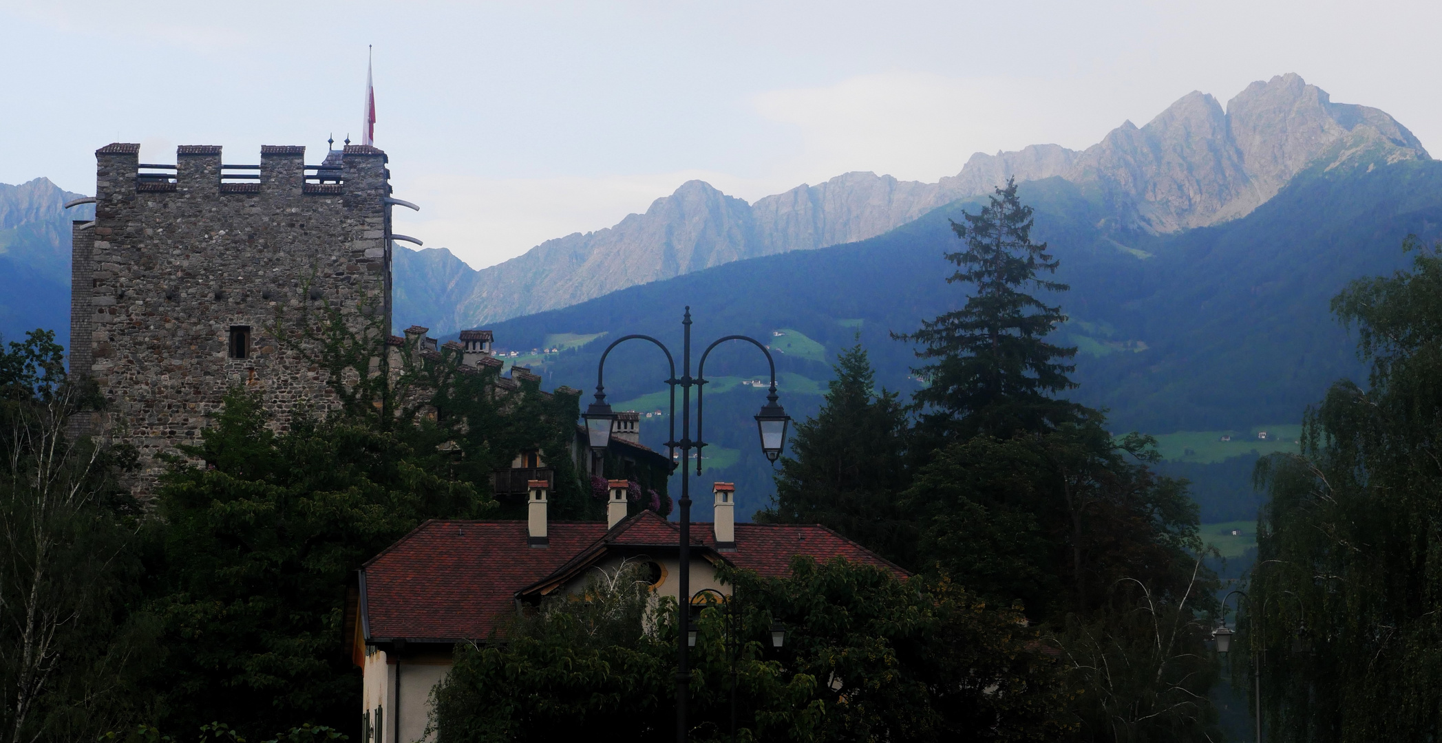 Sommerurlaub in Südtirol 2023 - Schloss Forst am Abend mit Ifinger im Panorama