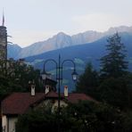 Sommerurlaub in Südtirol 2023 - Schloss Forst am Abend mit Ifinger im Panorama